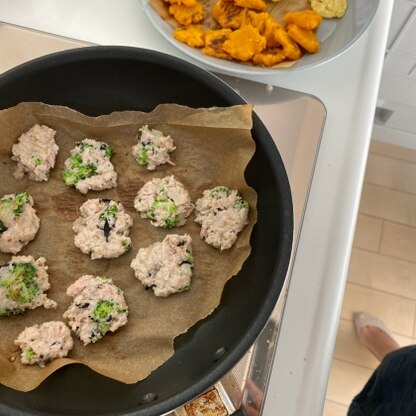 蓮根のこんな食べ方初めてです。ツナ、ブロッコリーとひじきをいれてみました。とても美味しく食べてくれたと思います♪レシピ ありがとうございます♪